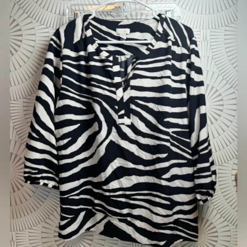 Chico’s Women’s Black and White Print‎ V-Neck Top w/metal closure Size 3 (16/18)
